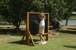 Wisdom Outdoor-Kreidetafel ideal für Rollenspiele zum Thema Schule oder Malen im Freien (Zoom)